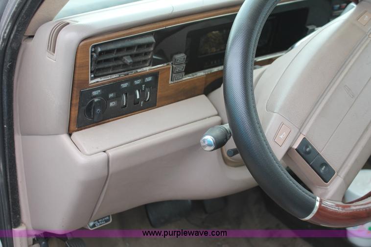 image for item I8045 1993 Lincoln Continental Signature