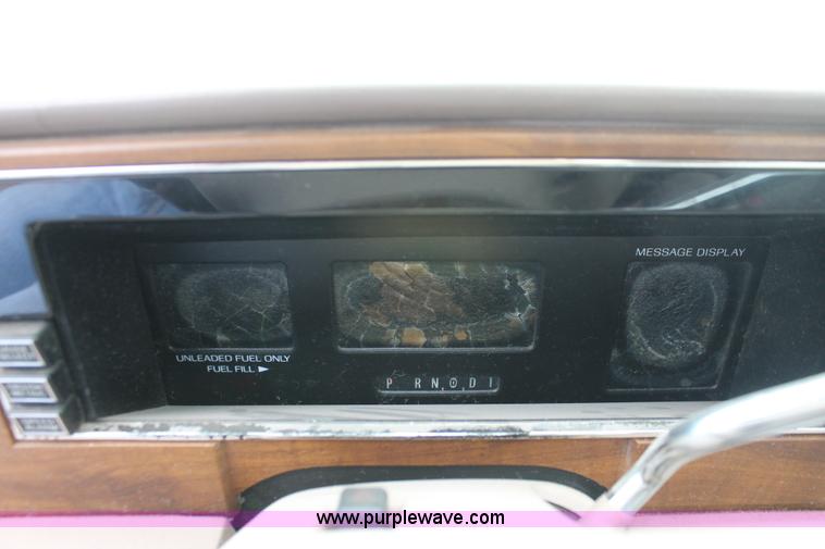 image for item I8045 1993 Lincoln Continental Signature