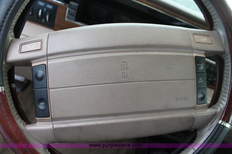 image for item I8045 1993 Lincoln Continental Signature