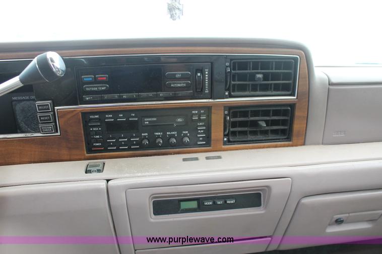 image for item I8045 1993 Lincoln Continental Signature