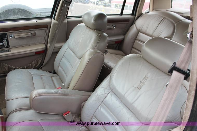 image for item I8045 1993 Lincoln Continental Signature