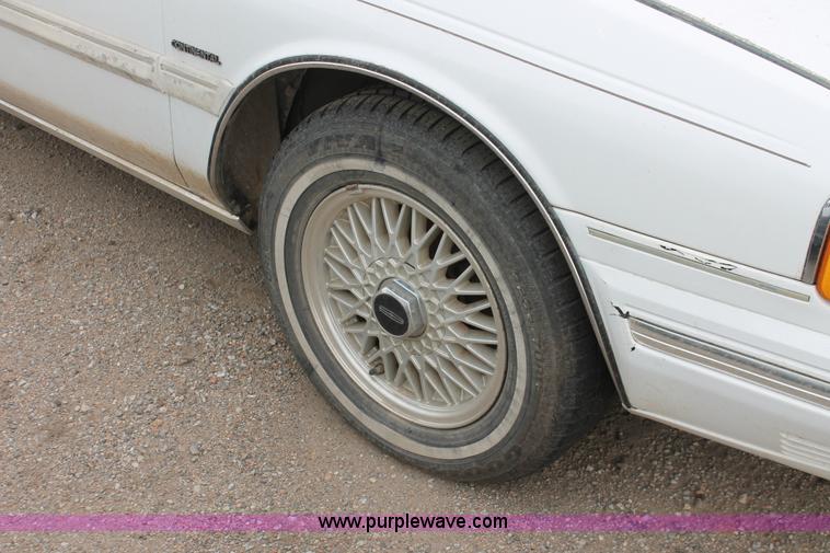 image for item I8045 1993 Lincoln Continental Signature