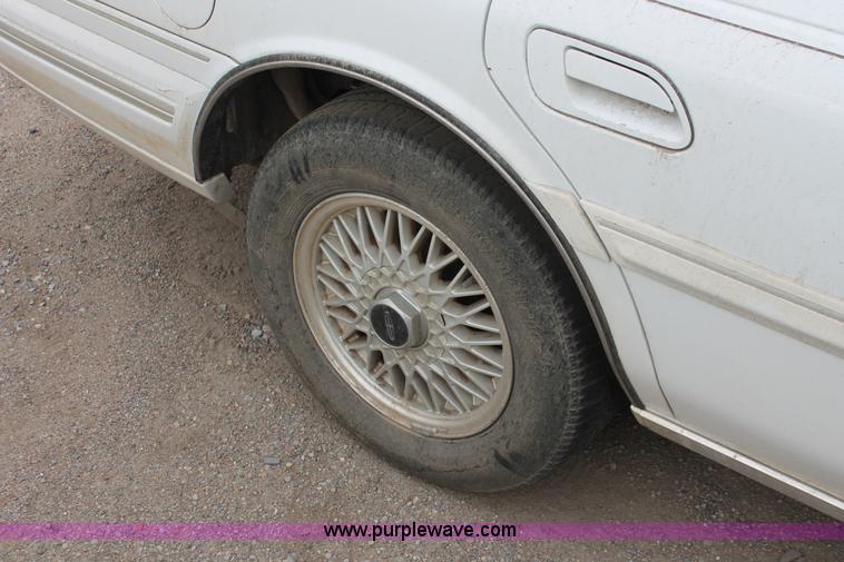 image for item I8045 1993 Lincoln Continental Signature