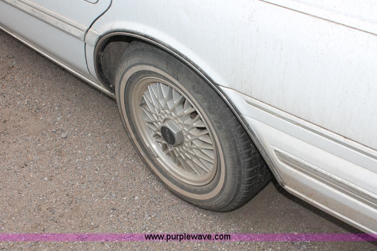 image for item I8045 1993 Lincoln Continental Signature