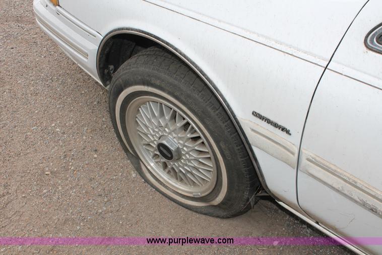 image for item I8045 1993 Lincoln Continental Signature