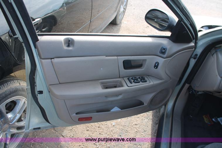 image for item I8097 2003 Ford Taurus SE