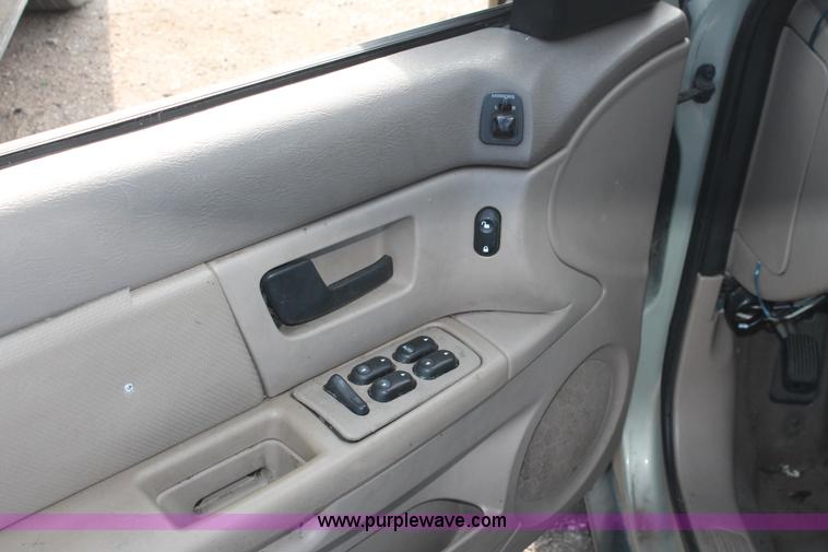 image for item I8097 2003 Ford Taurus SE