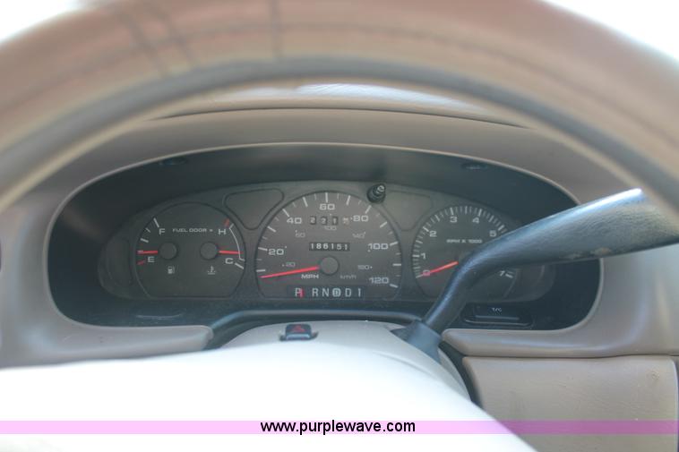 image for item I8097 2003 Ford Taurus SE