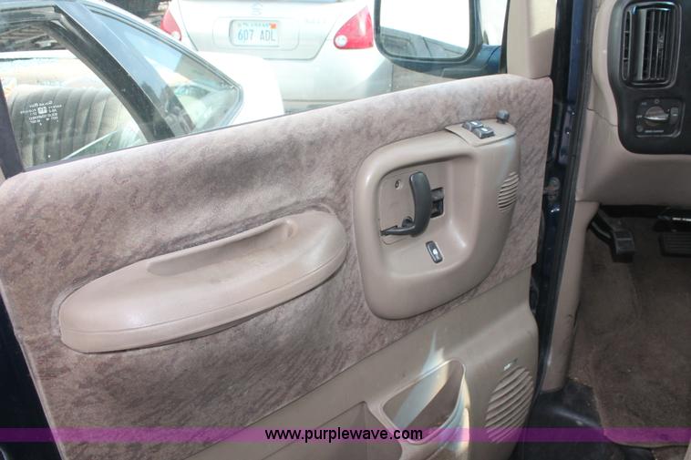 image for item I8100 2001 GMC Savana G1500 SLT van