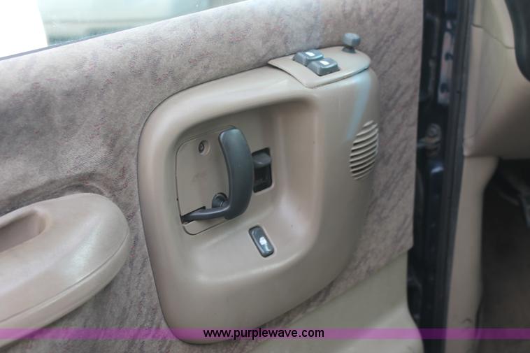 image for item I8100 2001 GMC Savana G1500 SLT van
