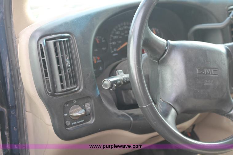 image for item I8100 2001 GMC Savana G1500 SLT van