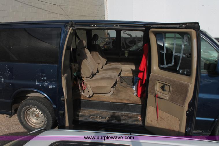 image for item I8100 2001 GMC Savana G1500 SLT van