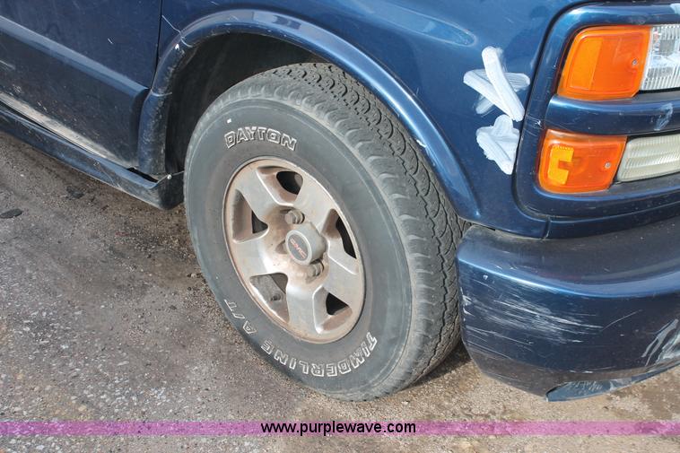 image for item I8100 2001 GMC Savana G1500 SLT van