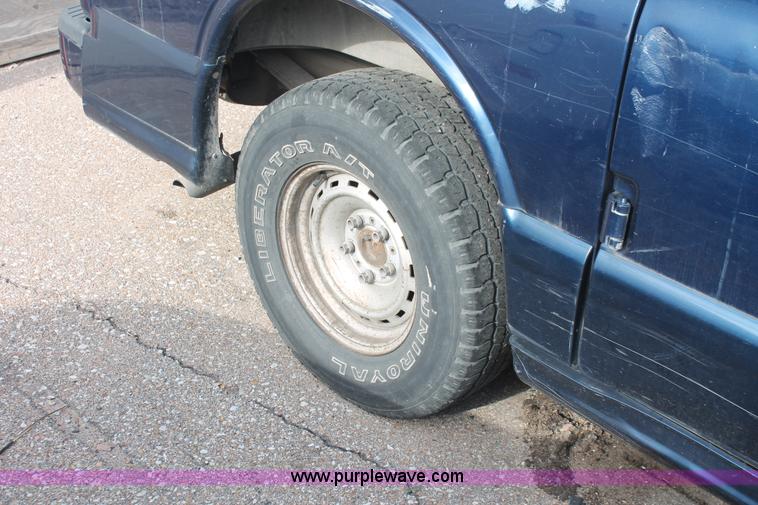 image for item I8100 2001 GMC Savana G1500 SLT van