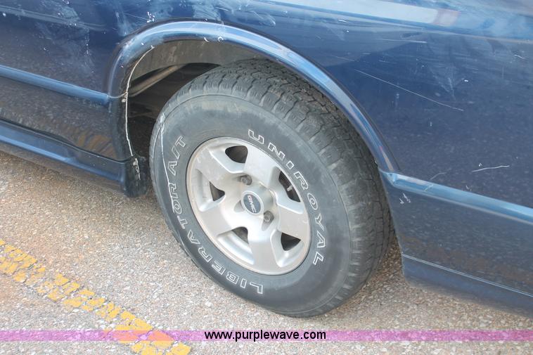 image for item I8100 2001 GMC Savana G1500 SLT van