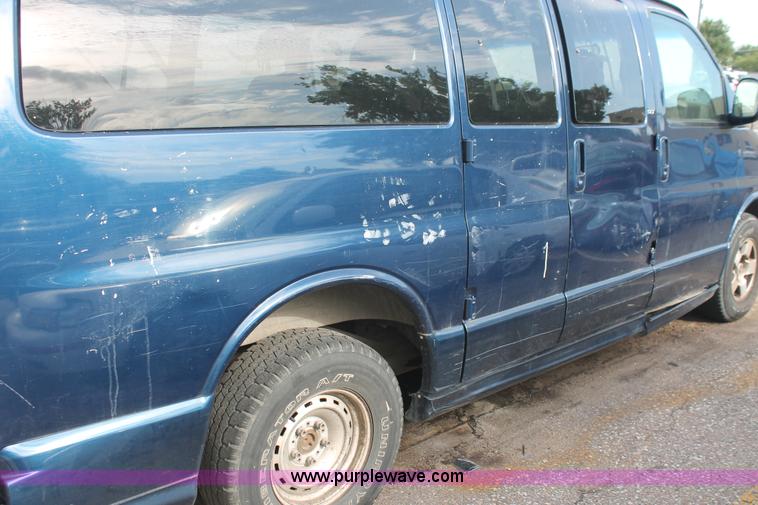 image for item I8100 2001 GMC Savana G1500 SLT van
