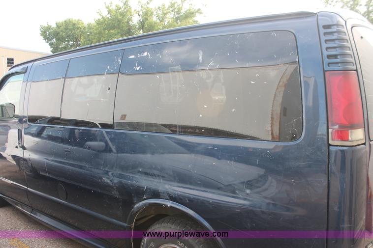 image for item I8100 2001 GMC Savana G1500 SLT van