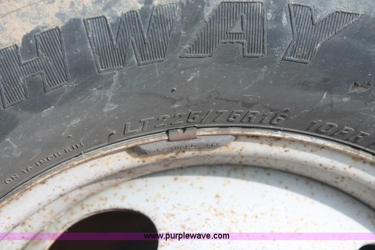 image for item I8103 1998 GMC Sierra 3500 utility truck