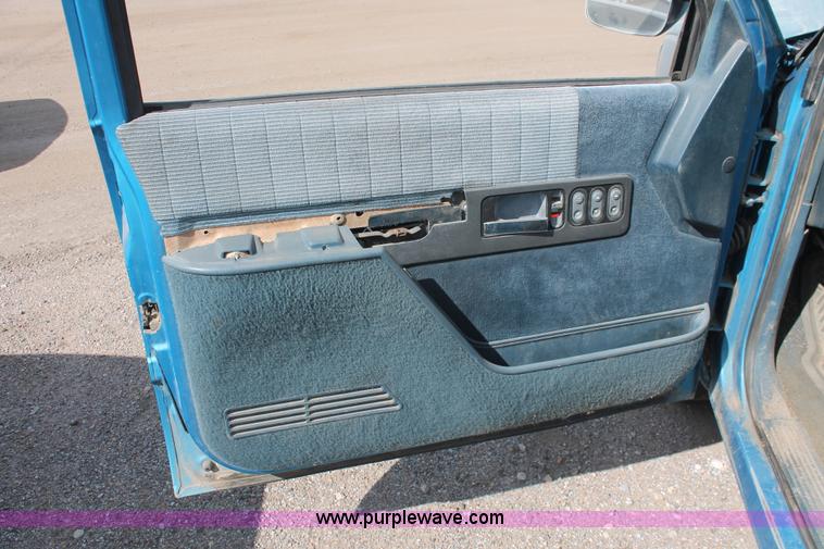 image for item I8105 1991 Chevrolet 1500 pickup truck