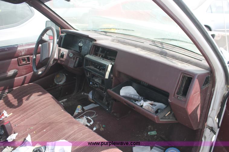 image for item I8106 1993 Nissan Frontier pickup truck
