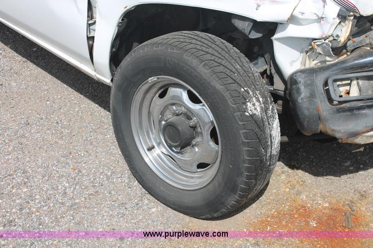 image for item I8106 1993 Nissan Frontier pickup truck