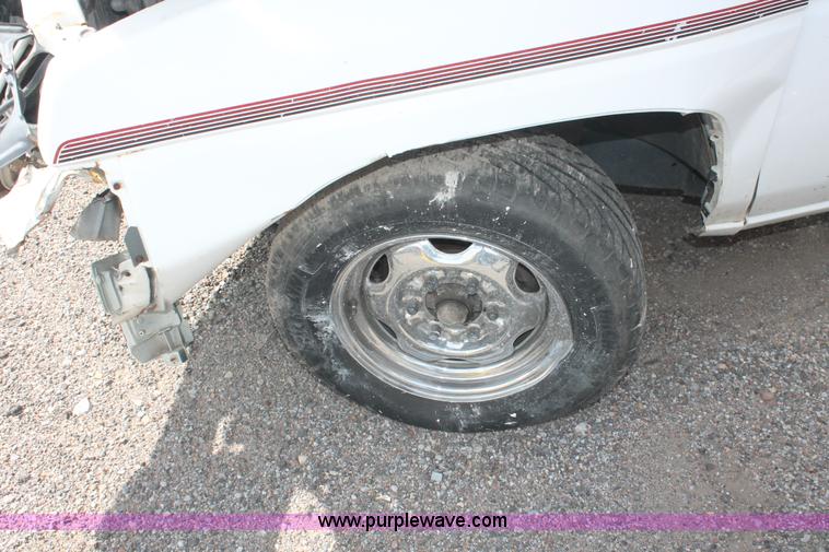 image for item I8106 1993 Nissan Frontier pickup truck