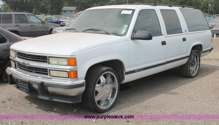image for item I8111 1994 GMC Suburban 1500 SUV
