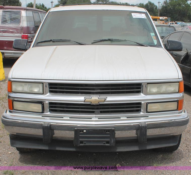 image for item I8111 1994 GMC Suburban 1500 SUV