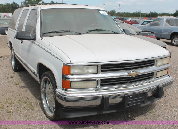 image for item I8111 1994 GMC Suburban 1500 SUV