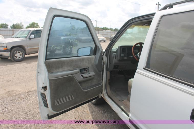 image for item I8111 1994 GMC Suburban 1500 SUV