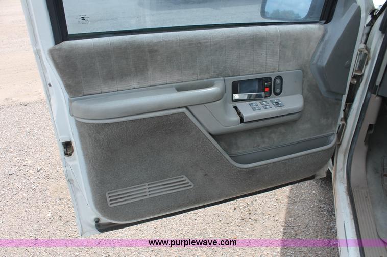 image for item I8111 1994 GMC Suburban 1500 SUV