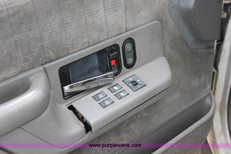 image for item I8111 1994 GMC Suburban 1500 SUV