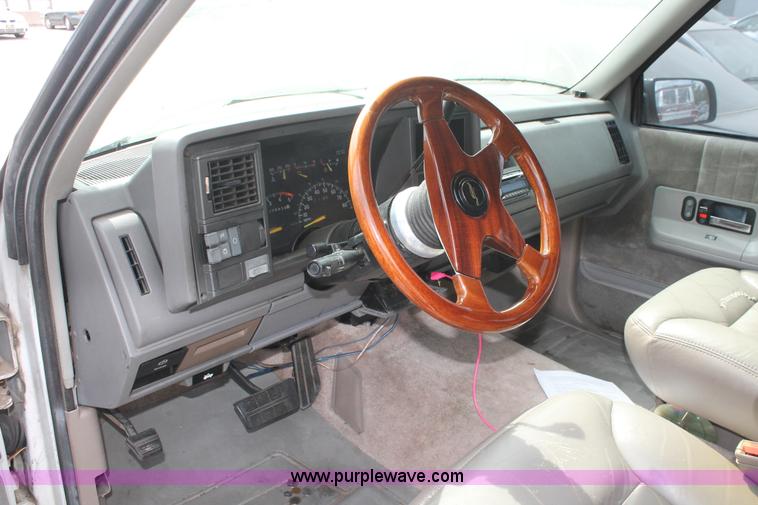 image for item I8111 1994 GMC Suburban 1500 SUV