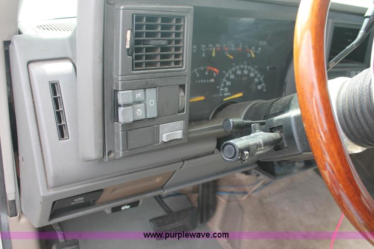 image for item I8111 1994 GMC Suburban 1500 SUV