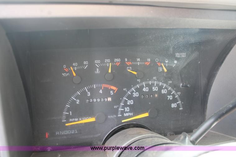 image for item I8111 1994 GMC Suburban 1500 SUV