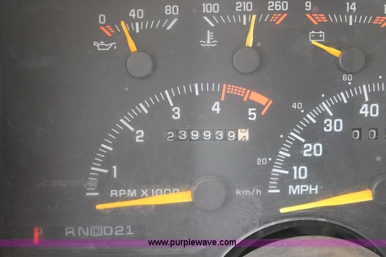 image for item I8111 1994 GMC Suburban 1500 SUV