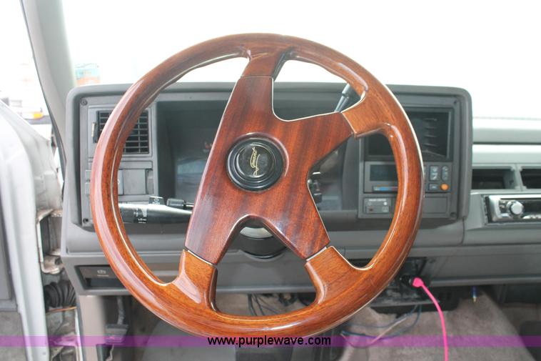 image for item I8111 1994 GMC Suburban 1500 SUV