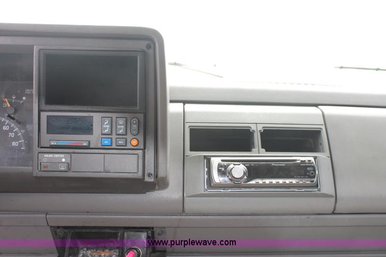 image for item I8111 1994 GMC Suburban 1500 SUV