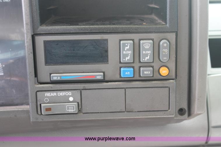 image for item I8111 1994 GMC Suburban 1500 SUV