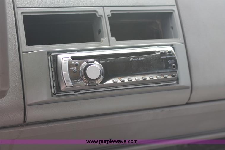 image for item I8111 1994 GMC Suburban 1500 SUV