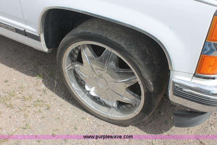 image for item I8111 1994 GMC Suburban 1500 SUV