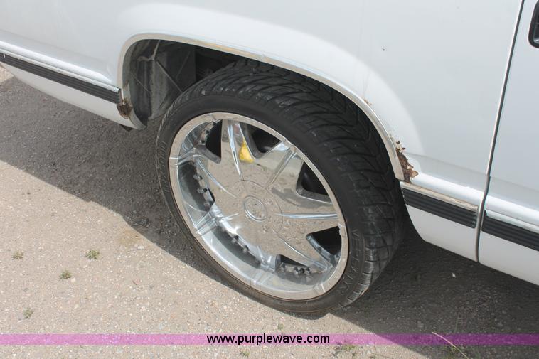 image for item I8111 1994 GMC Suburban 1500 SUV