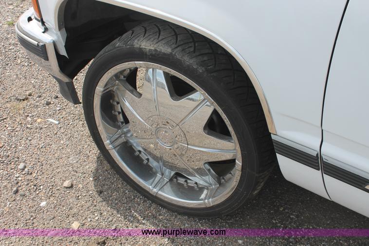 image for item I8111 1994 GMC Suburban 1500 SUV