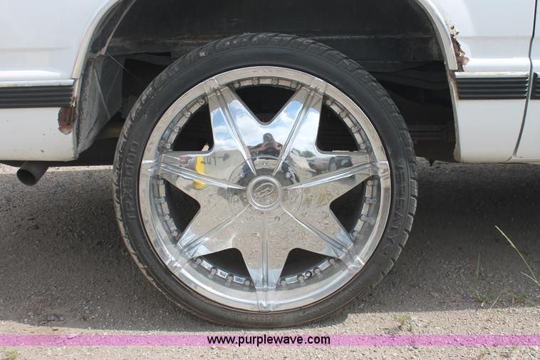 image for item I8111 1994 GMC Suburban 1500 SUV