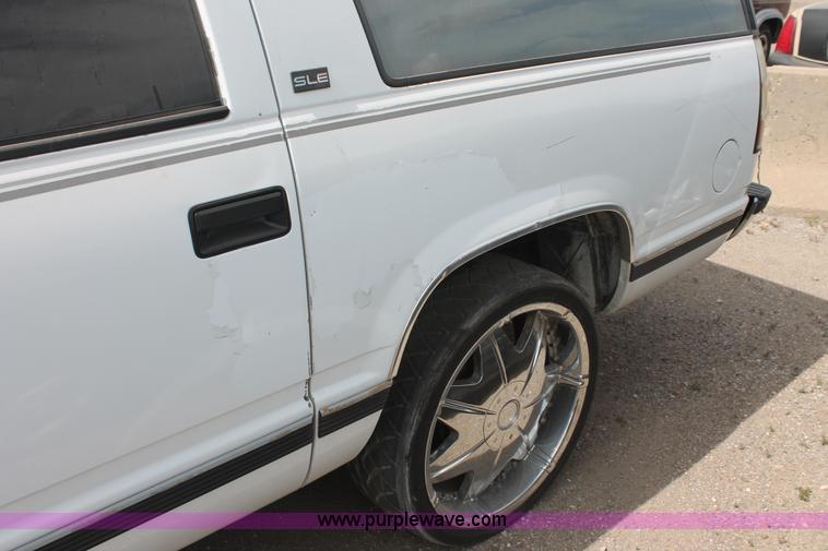 image for item I8111 1994 GMC Suburban 1500 SUV
