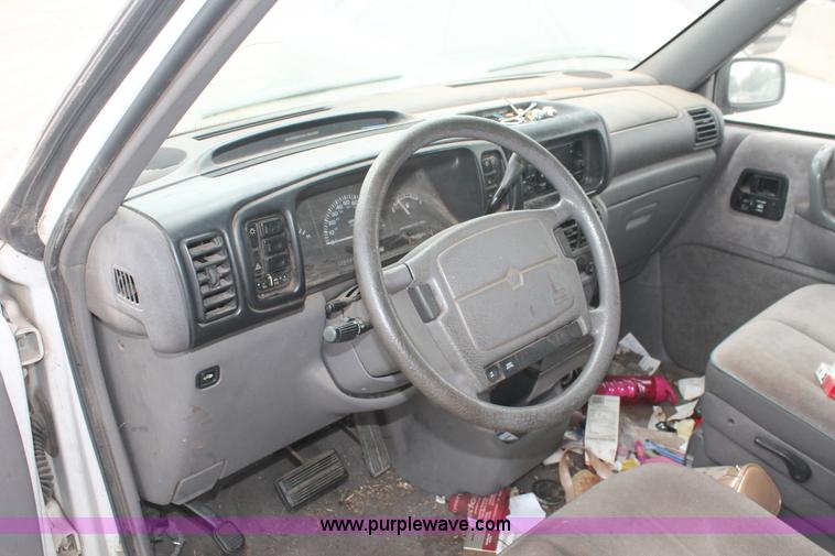 image for item I8112 1994 Dodge Caravan SE van