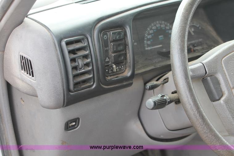 image for item I8112 1994 Dodge Caravan SE van