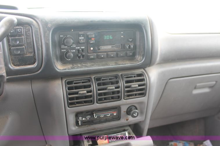 image for item I8112 1994 Dodge Caravan SE van