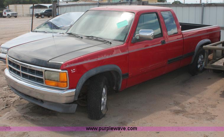 image for item I8117 1994 Dodge Dakota Club Cab pickup truck