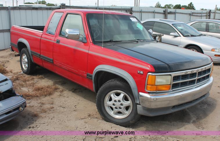 image for item I8117 1994 Dodge Dakota Club Cab pickup truck